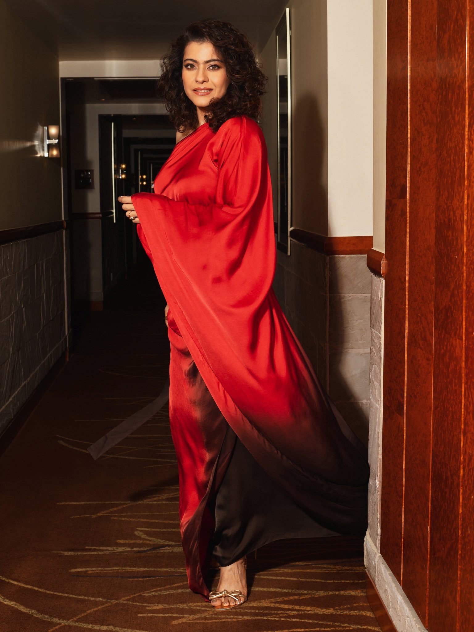 লালের রাজকীয়তায় কাজলের নতুন রেড-কার্পেট লুক