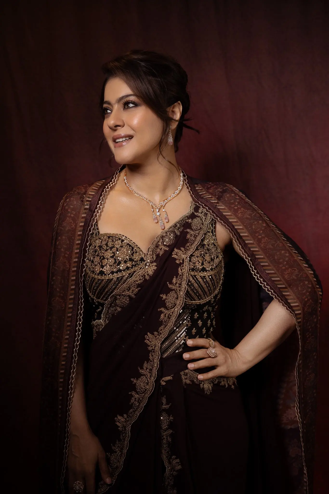 শাড়িতেই নজর কাড়ছেন কাজল