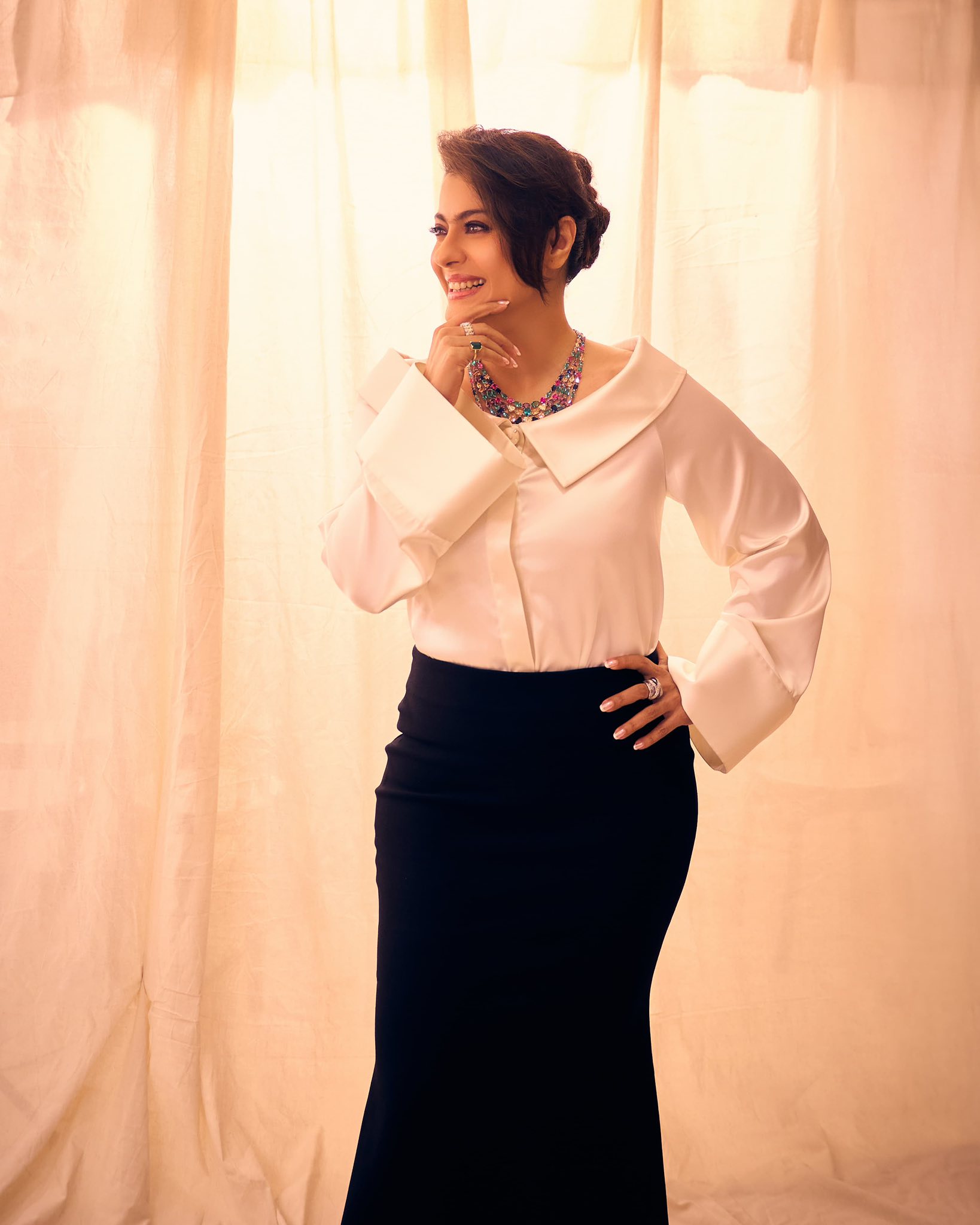 মিনিমাল সাজে অপরূপ বলিউড অভিনেত্রী কাজল