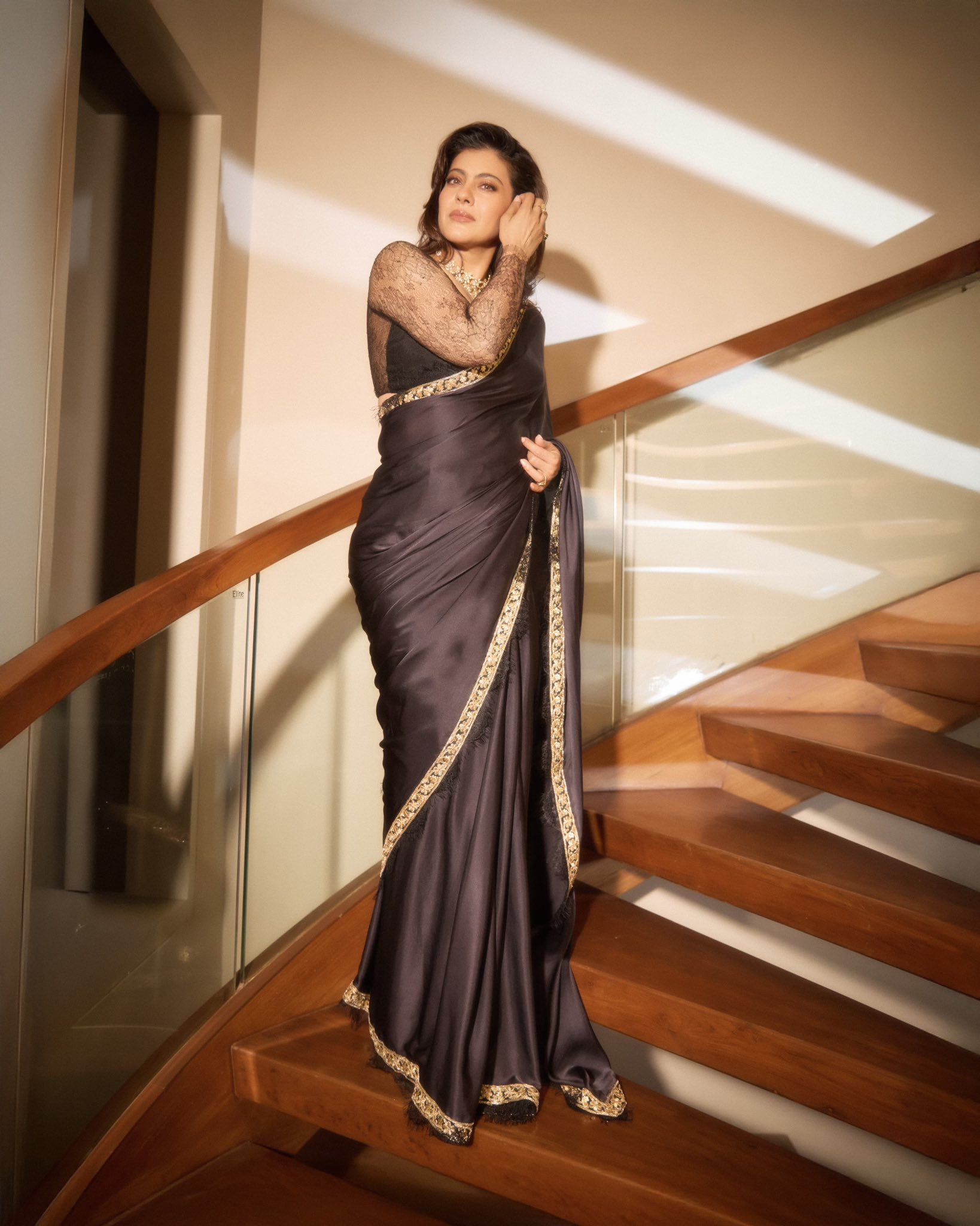 লেইস ব্লাউজ ও কালো শাড়িতে নজরকাড়া কাজল