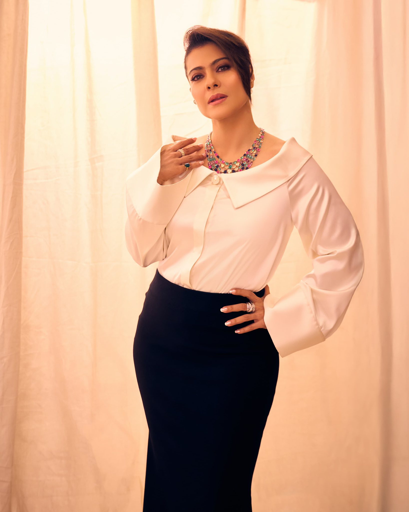 মিনিমাল সাজে অপরূপ বলিউড অভিনেত্রী কাজল