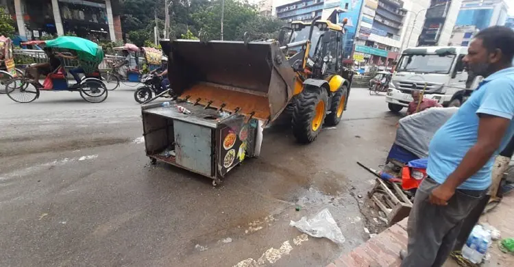 ধানমন্ডিতে শিক্ষার্থীদের নিরাপদ চলাচলে সড়কে উচ্ছেদ অভিযান