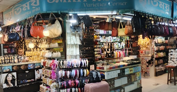 ‘ভেবেছিলাম ঈদের আগের দিন ভালো বিক্রি হবে, বৃষ্টির কারণে মনটা খারাপ’