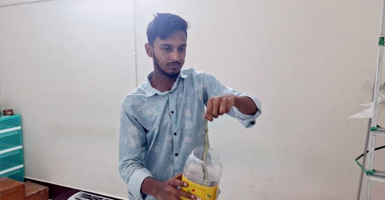 এসির ভেতর থেকে বেরিয়ে এলো কালনাগিনী