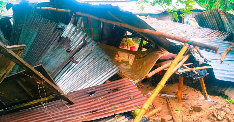 শেরপুরে টর্নেডোর আঘাতে বৃদ্ধার মৃত্যু, অর্ধশত ঘরবাড়ি বিধ্বস্ত