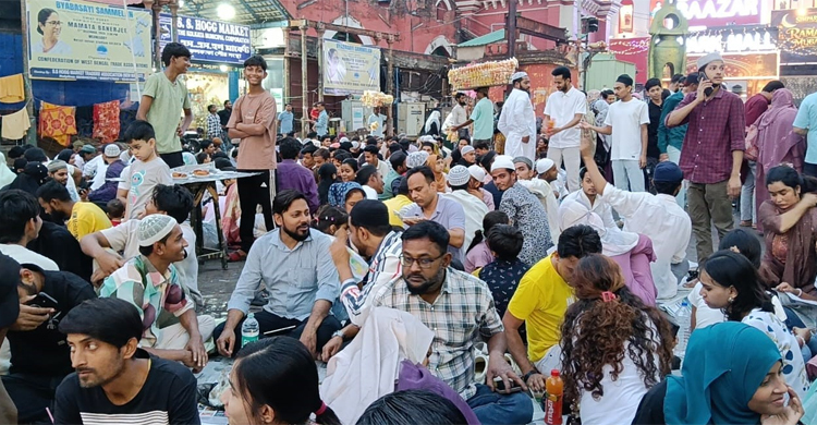 কলকাতার নিউমার্কেটে জমজমাট ইফতার বাজার