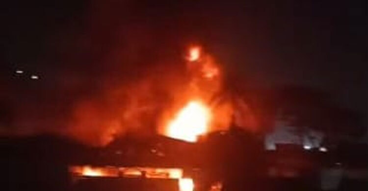 কালুরঘাটে পোশাক কারখানার গোডাউনে আগুন