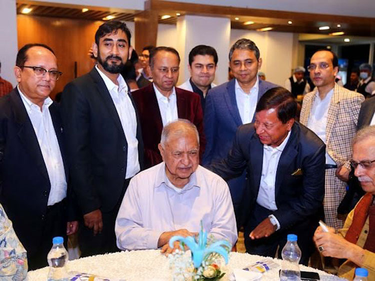 ক্লাব নটরডেমিয়ান্সের লিগেসি নাইটে উপস্থিত নটরডেম কলেজের সাবেক শিক্ষার্থীদের একাংশ