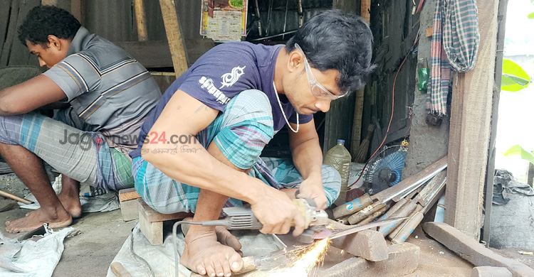 আধুনিকতার ছোঁয়ায় জৌলুস হারিয়েছে কামার শিল্প