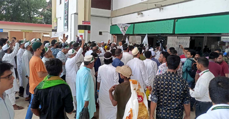কমলাপুরে টিকিট তদারকি ঢিলেঢালা, চেকিং ছাড়াই বের হচ্ছেন লোকজন