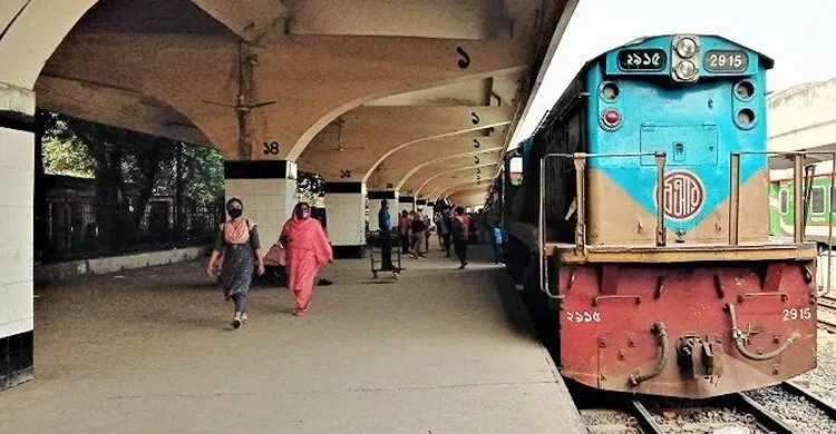 কমলাপুরে ট্রেনে উঠতে গিয়ে পা পিছলে পড়ে নারীর মৃত্যু