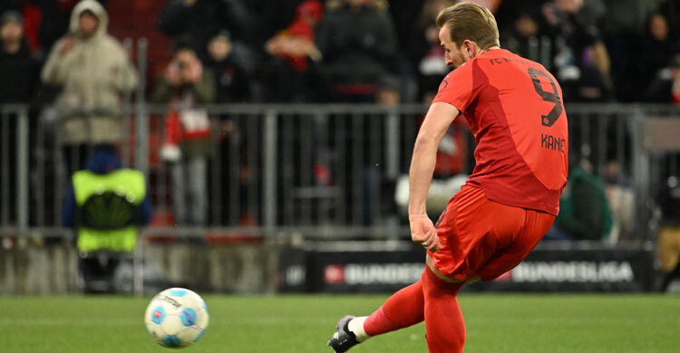 Kane hat-trick sends Bayern eight points clear