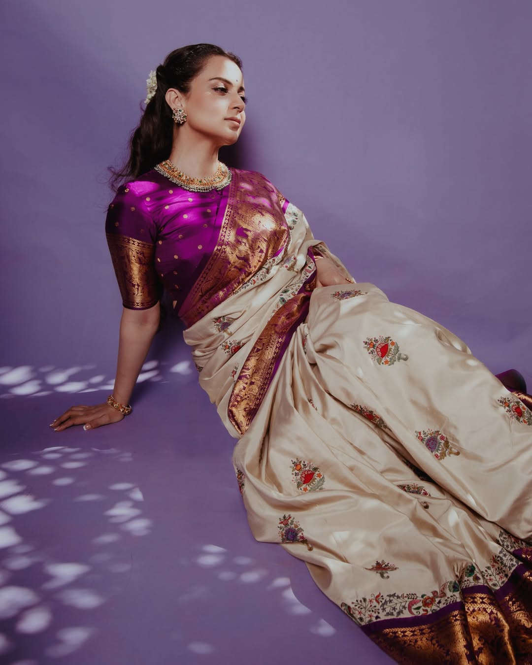 বেগুনি-সোনালির জাদুতে অনন্য কঙ্গনা