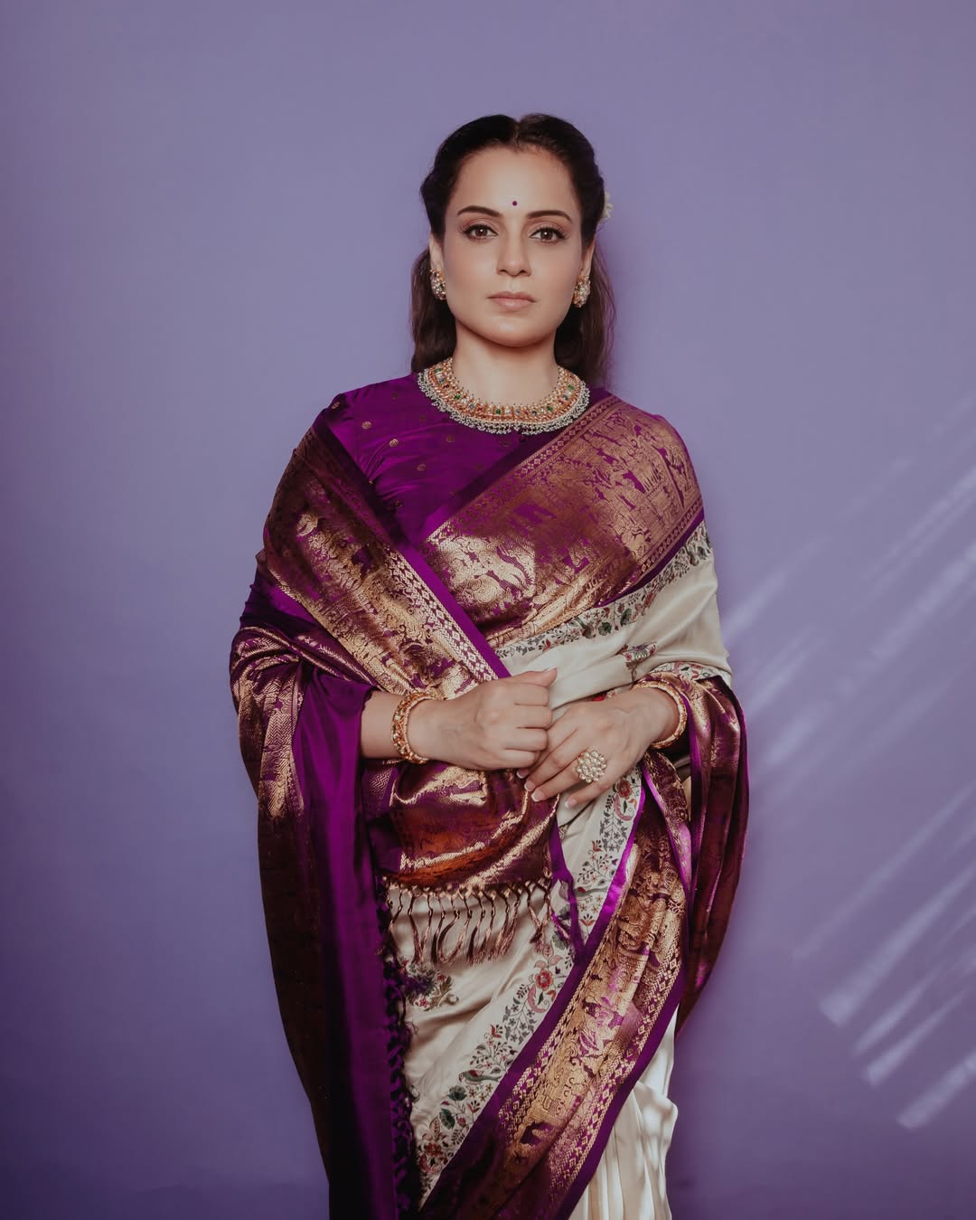 বেগুনি-সোনালির জাদুতে অনন্য কঙ্গনা