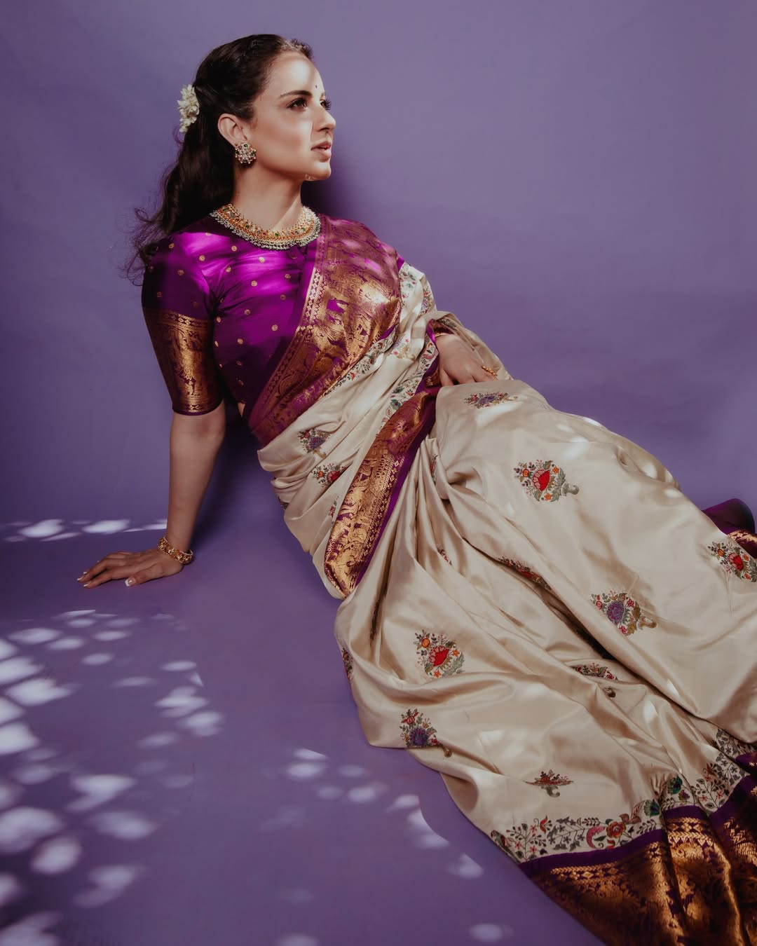 বেগুনি-সোনালির জাদুতে অনন্য কঙ্গনা