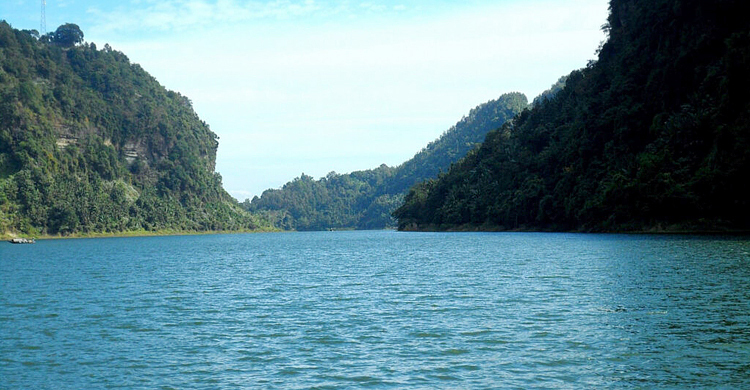 কাপ্তাই হ্রদে নৌকা ডুবে তরুণ নিখোঁজ