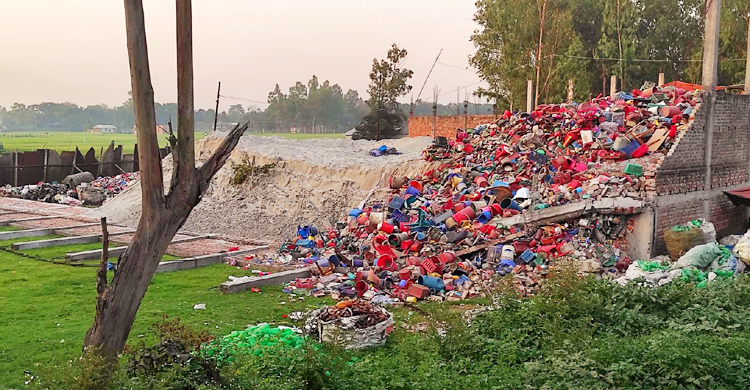 কারখানার সীমানা প্রাচীর ধস, রক্ষা পেলেন শ্রমিকরা
