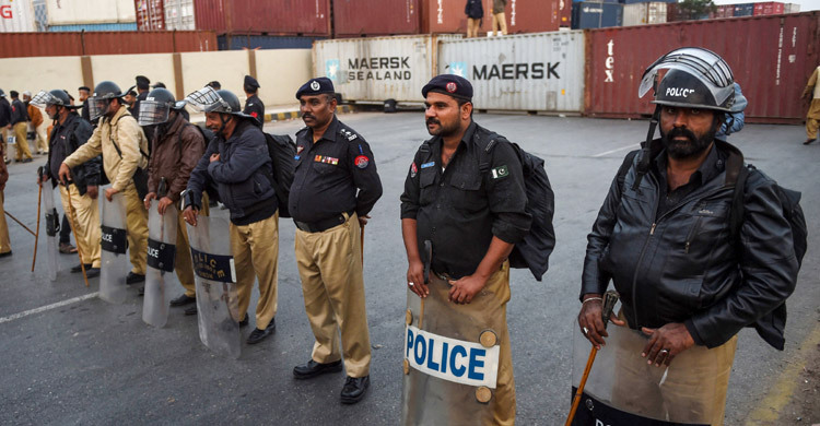 9 dead in pro-Iran protest outside US consulate in Karachi