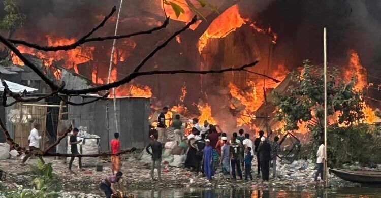 7 units battling to contain fire in Karail slum