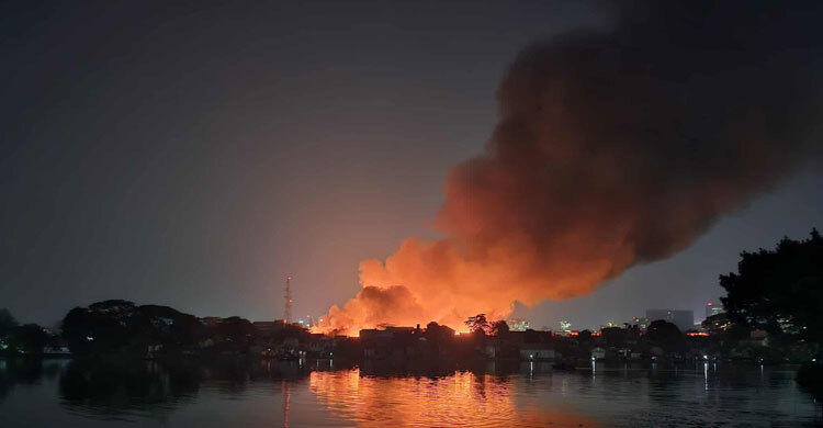 Inferno engulfs Karail slum as fire trucks crawl through traffic