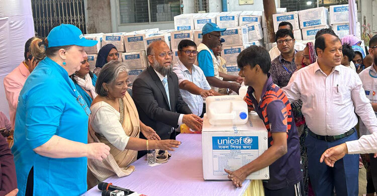 কড়াইল বস্তিতে আগুনে ক্ষতিগ্রস্তদের মাঝে ত্রাণসামগ্রী বিতরণ
