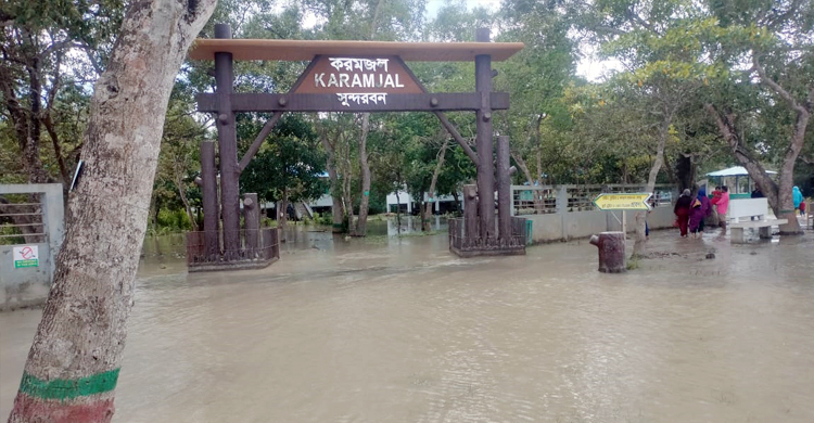 জোয়ারে তলিয়ে গেছে সুন্দরবনের করমজল পর্যটনকেন্দ্র