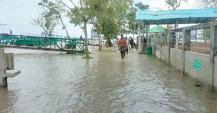জোয়ারে তলিয়ে গেছে সুন্দরবনের করমজল পর্যটনকেন্দ্র