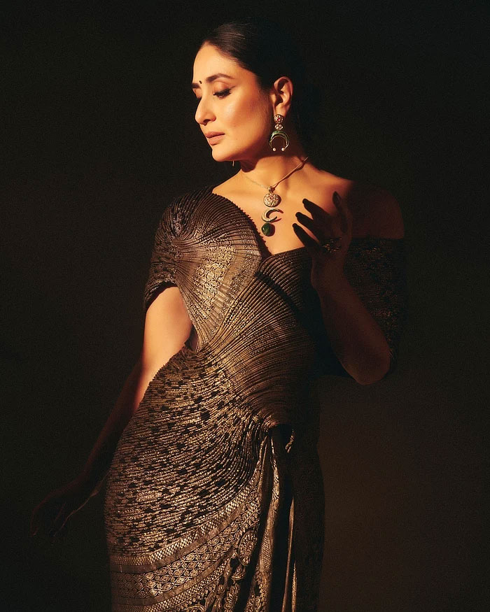 প্রি-ড্রেপড বেনারসিতে কারিনার স্টাইল স্টেটমেন্ট