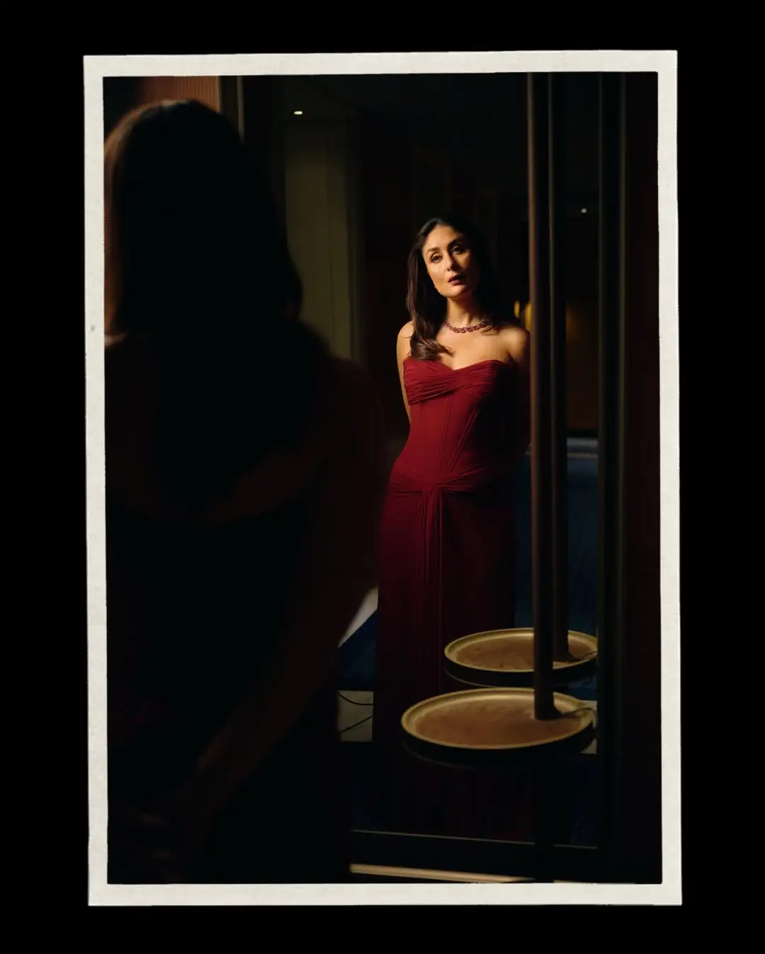 লাল গাউনে আবেদনময়ী কারিনা