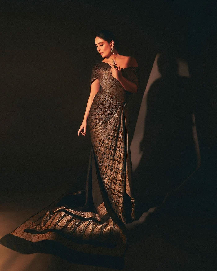 প্রি-ড্রেপড বেনারসিতে কারিনার স্টাইল স্টেটমেন্ট