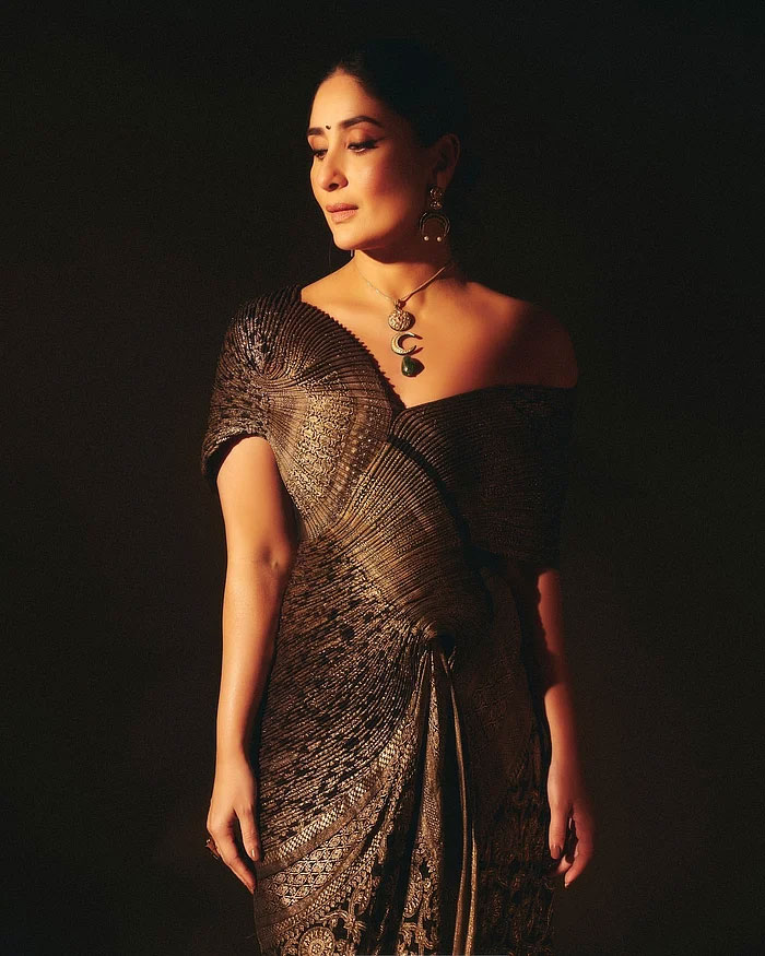 প্রি-ড্রেপড বেনারসিতে কারিনার স্টাইল স্টেটমেন্ট