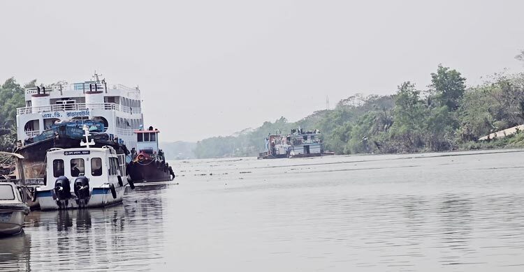 বরগুনায় তিনদিনেও উদ্ধার হয়নি সিমেন্টবোঝাই কার্গো