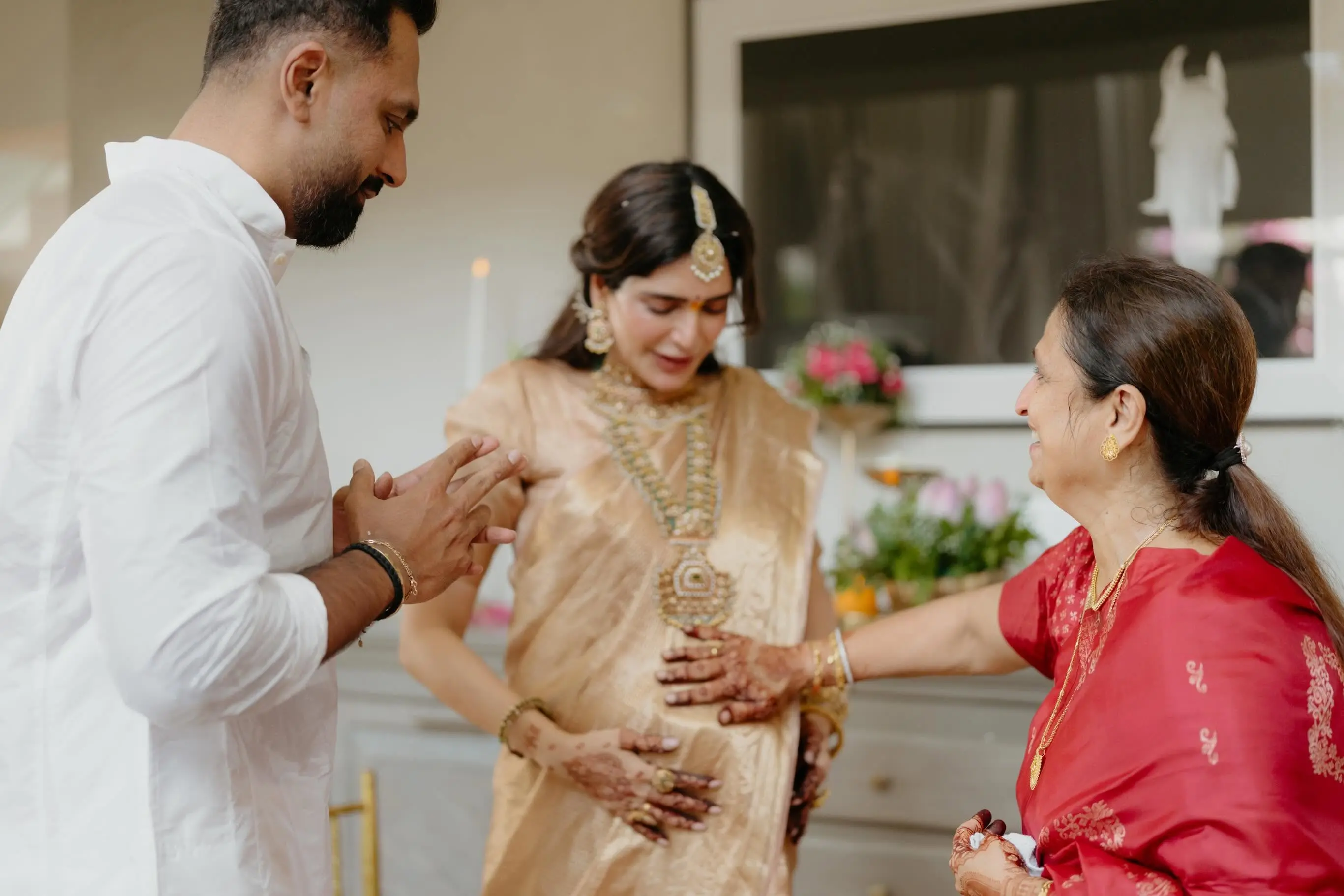 ৪২ বছর বয়সে মা হতে চলেছেন কারিশমা