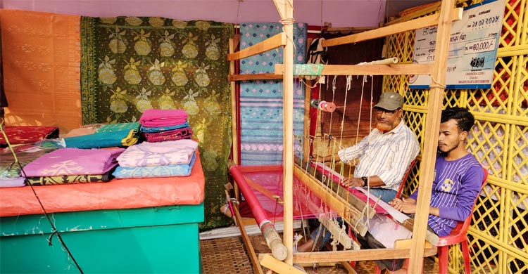 কারুশিল্প মেলায় শাহআলমের এক শাড়ির দাম এক লাখ ২০ হাজার