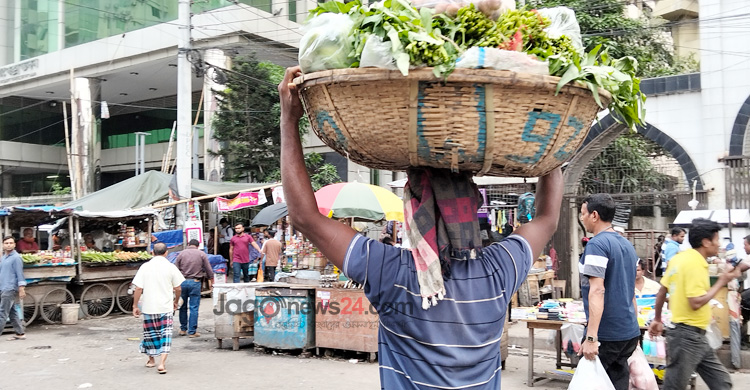 ‘দিবস কী জানি না, মাথায় টুকরি উঠলে আসে টাকা, চলে পেট’