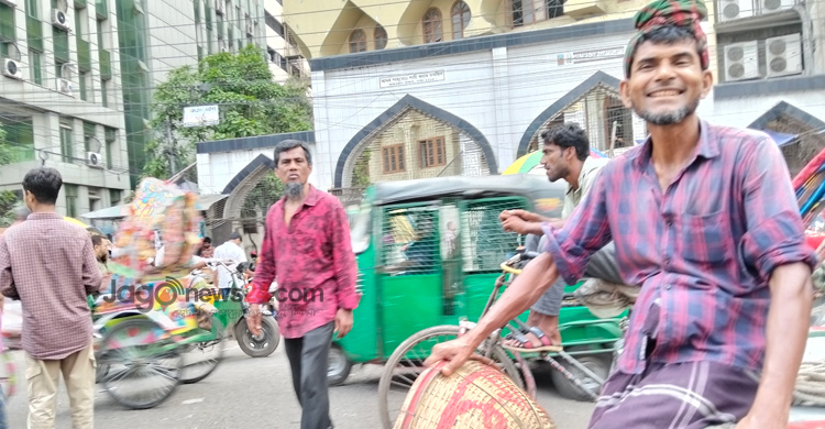 ‘দিবস কী জানি না, মাথায় টুকরি উঠলে আসে টাকা, চলে পেট’