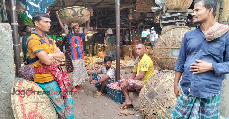 ‘দিবস কী জানি না, মাথায় টুকরি উঠলে আসে টাকা, চলে পেট’
