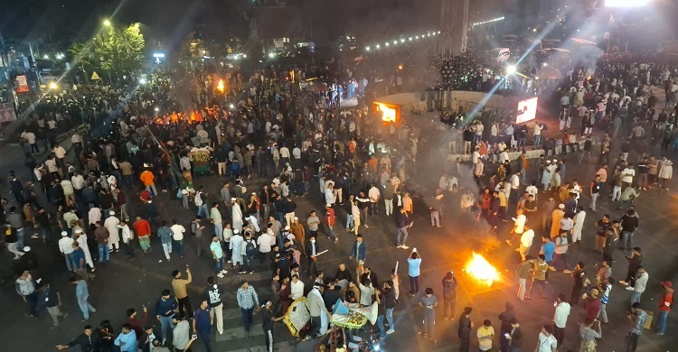 কারওয়ান বাজারে সড়ক অবরোধ করে মুঠোফোন ব্যবসায়ীদের বিক্ষোভ