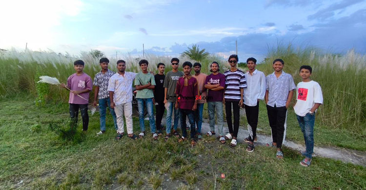 মাদারীপুরে কাশফুলের মুগ্ধতায় দর্শনার্থীদের ভিড়
