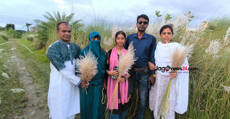 মাদারীপুরে কাশফুলের মুগ্ধতায় দর্শনার্থীদের ভিড়
