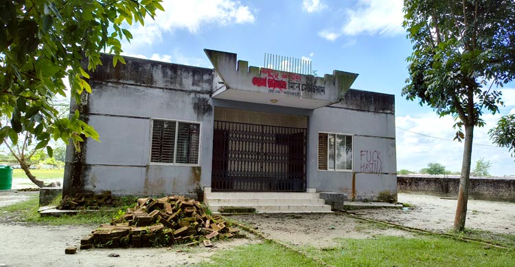 স্নিগ্ধ সকালে বেড়িবাঁধের কাশবনে