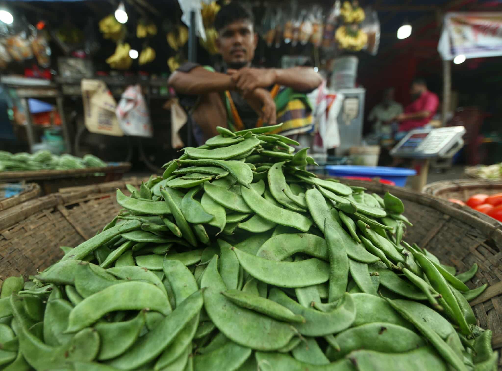 শীতের আগেই রাজধানীর বাজারে নেমেছে শীতের রঙ