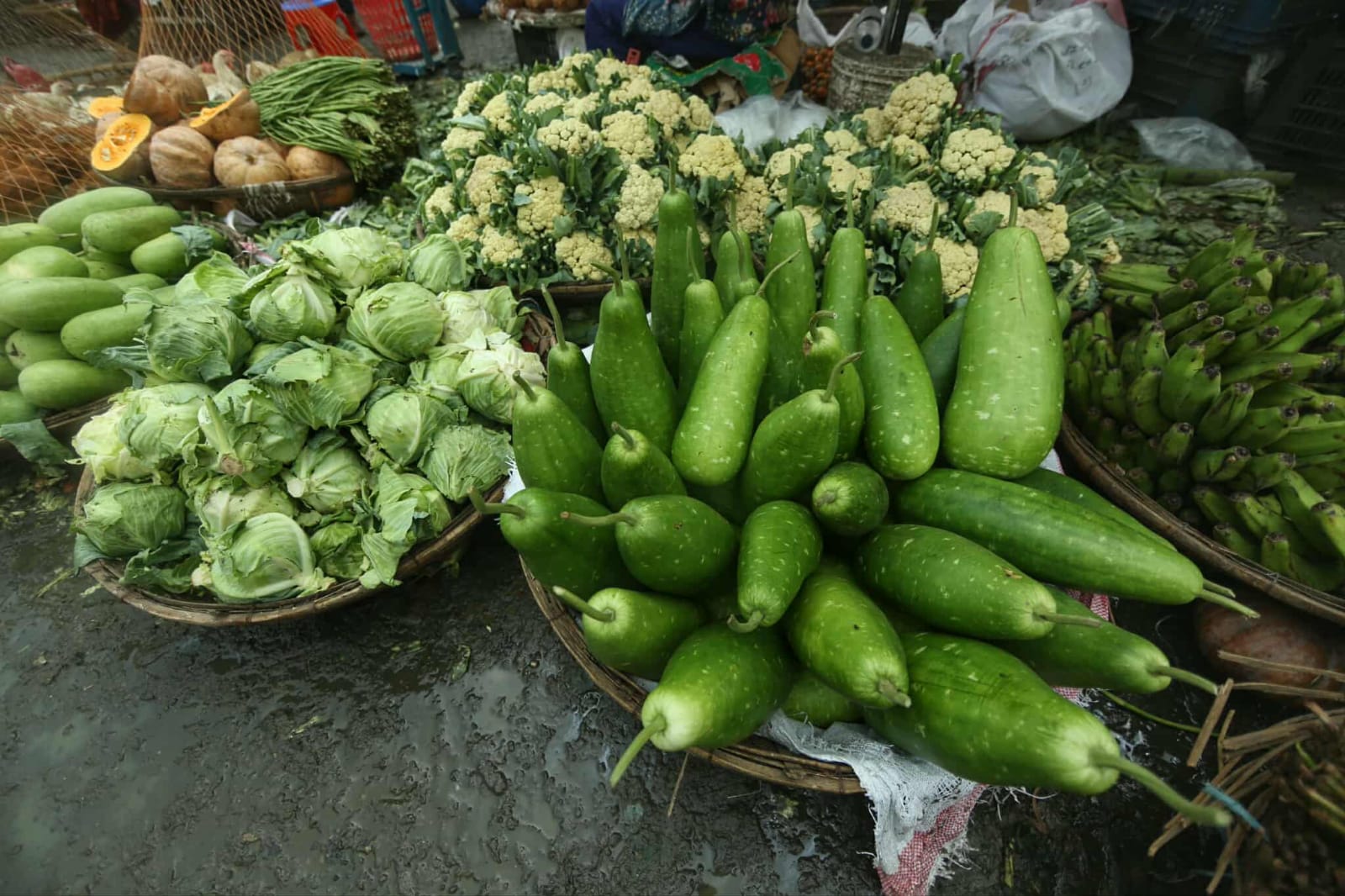 শীতের আগেই রাজধানীর বাজারে নেমেছে শীতের রঙ