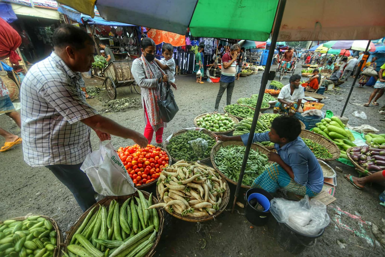 শীতের আগেই রাজধানীর বাজারে নেমেছে শীতের রঙ