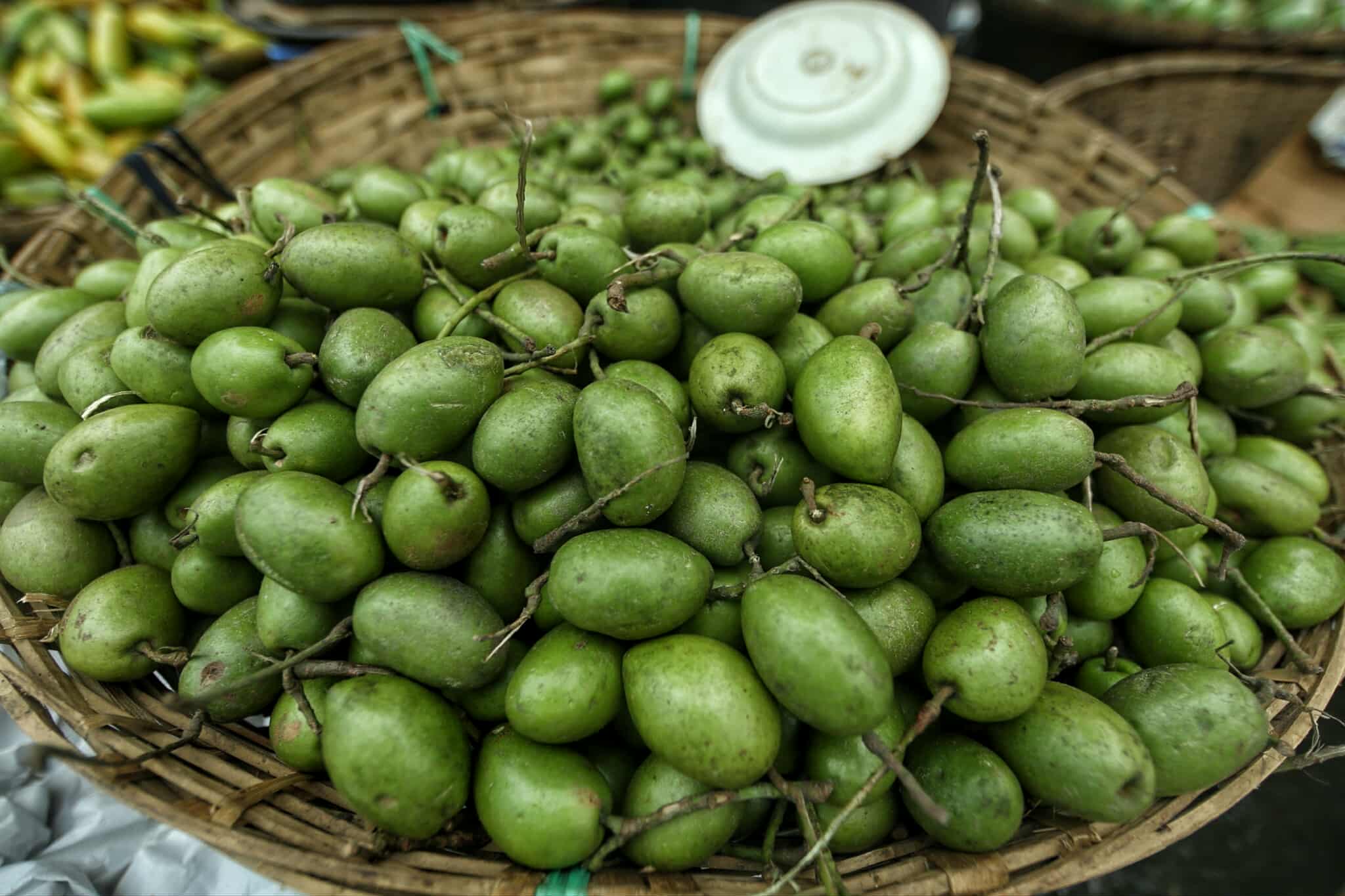 শীতের আগেই রাজধানীর বাজারে নেমেছে শীতের রঙ