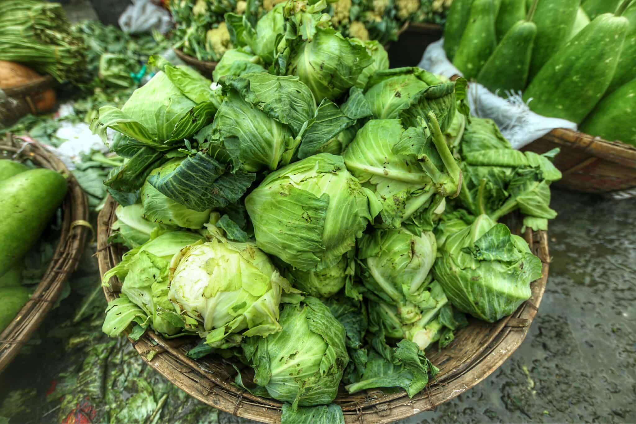 শীতের আগেই রাজধানীর বাজারে নেমেছে শীতের রঙ