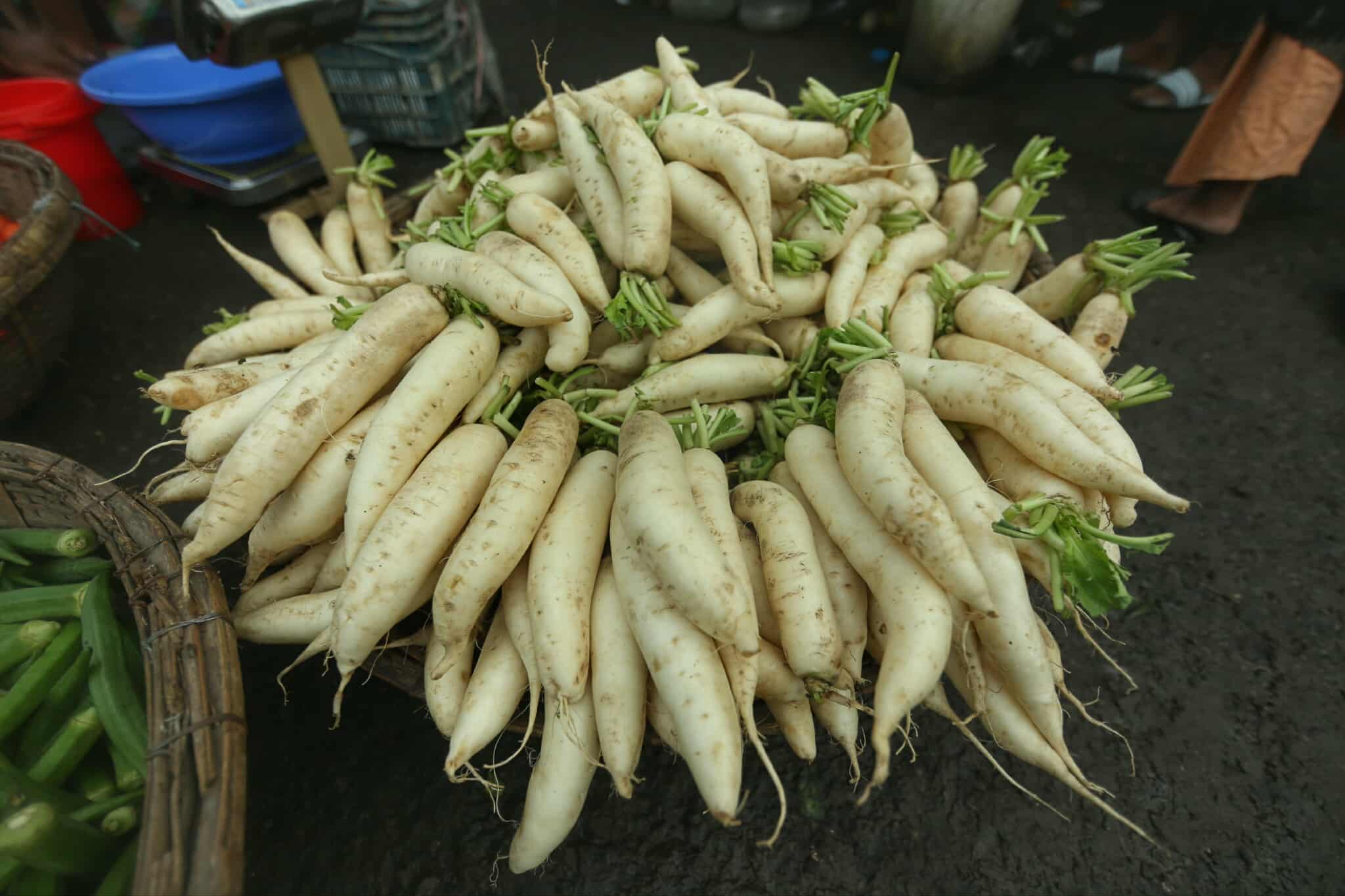 শীতের আগেই রাজধানীর বাজারে নেমেছে শীতের রঙ