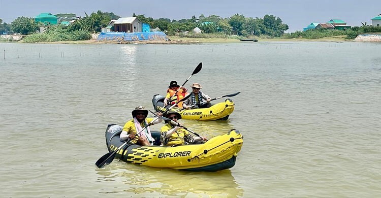হাওর-নদী রক্ষার বার্তা নিয়ে বাংলাদেশ-চীনের বন্ধুত্বের কায়াকিং