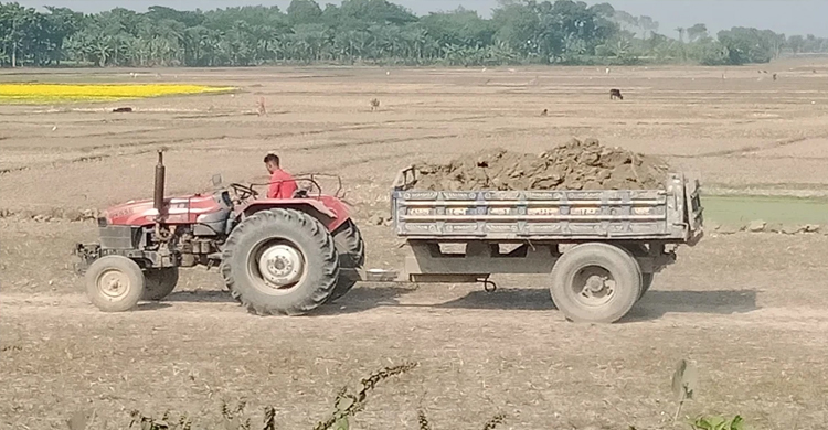 ফসলি জমির মাটি বহনের অপরাধে ৩ ট্রাক্টর জব্দ