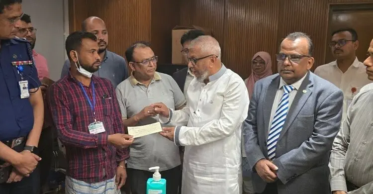 কেরানীগঞ্জে অগ্নিকাণ্ডে আহতদের সরকারের অর্থ সহায়তা